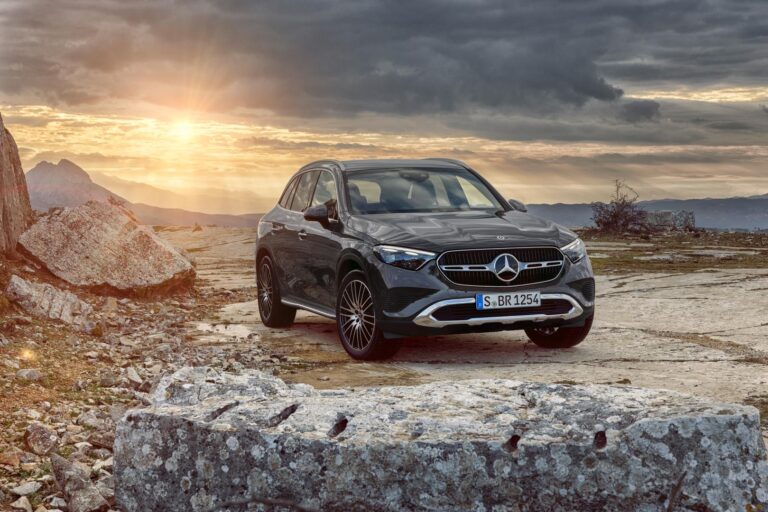 2023 Mercedes-Benz GLC wallpaper