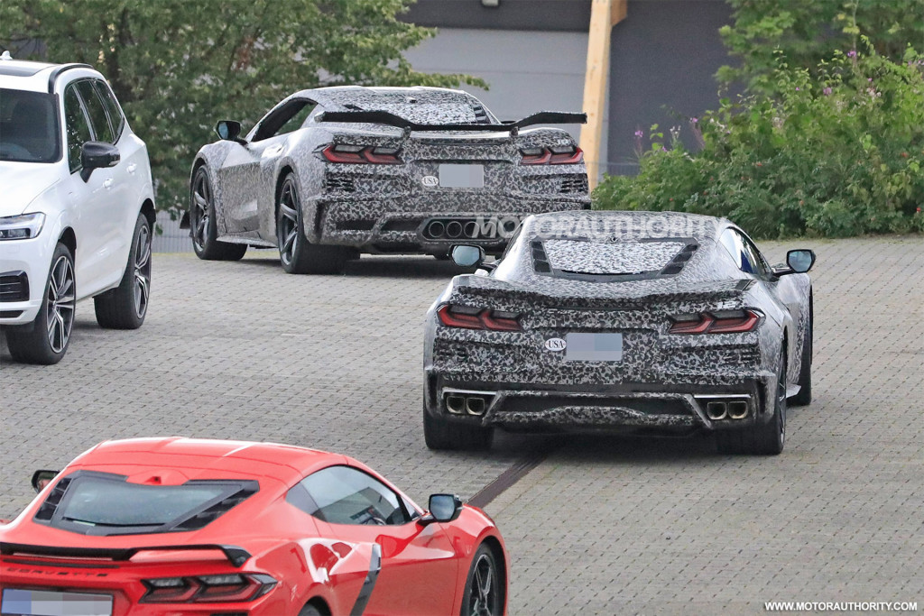 2023 Chevrolet Corvette Z06 (left) and Corvette E-Ray spy shots - Photo credit: S. Baldauf/SB-Medien