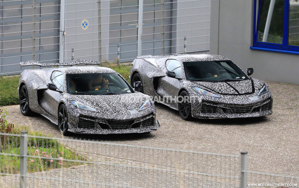 2023 Chevrolet Corvette Z06 (left) and Corvette E-Ray spy shots - Photo credit: S. Baldauf/SB-Medien