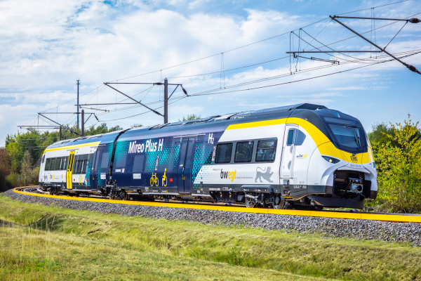 1662974140 Siemens and Deutsche Bahn test hydrogen train and mobile fueling