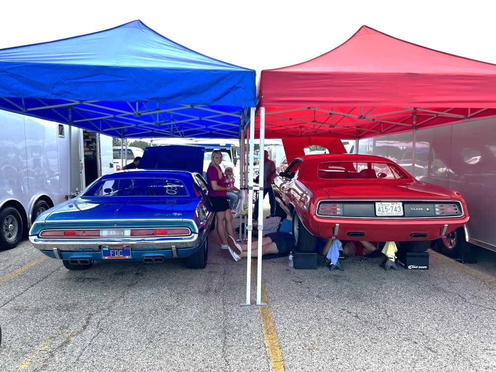 1970 Challenger R/T in EB5 and 1970 ‘Cuda in FE5