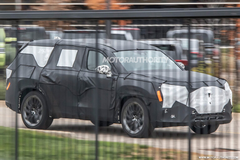 1666697441 2024 Toyota Grand Highlander spy shots