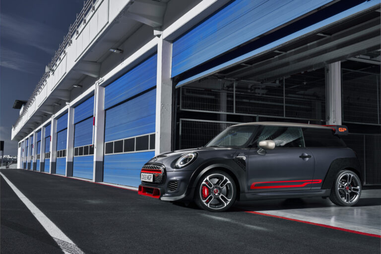Mini adds back manual transmission for 2023 Hardtop