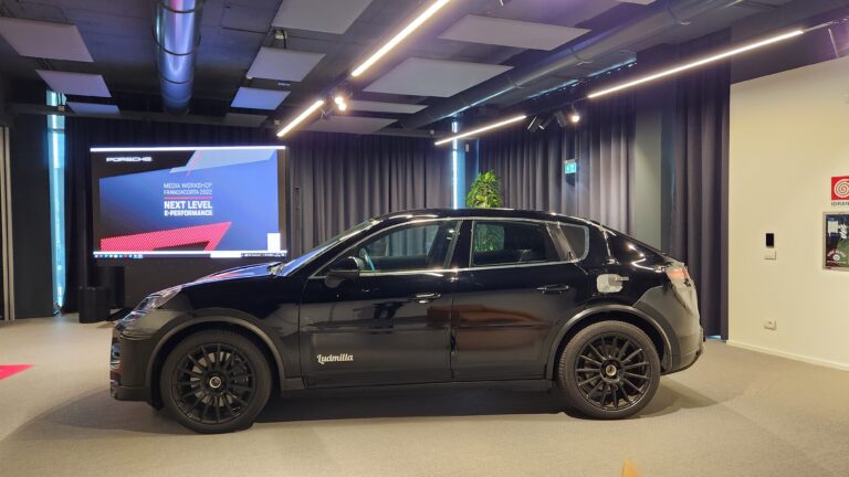 2023 Honda Civic Type R 2024 Porsche Macan EV Car