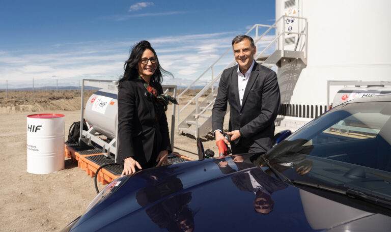 1671622976 Porsche fills the 911 with the first drops of synthetic