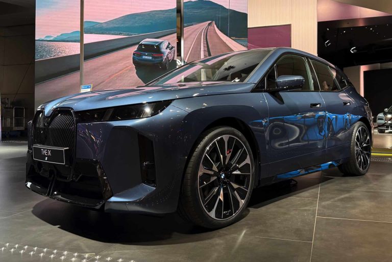 1739836271 New BMW IX shows 23 inch wheels on the BMW world