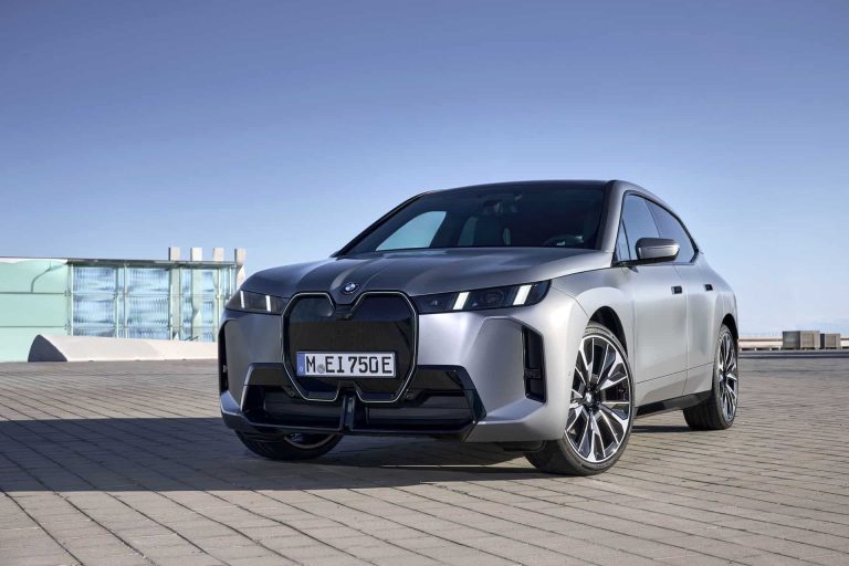 1740012321 The new BMW IX XDrive60 shows its illuminated grille