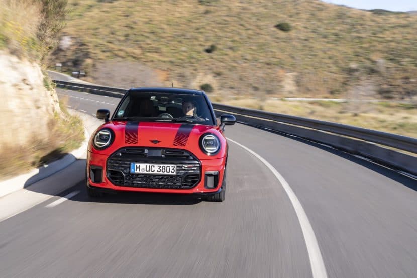 2025 Mini Coopers 5-door in Chili-Rot