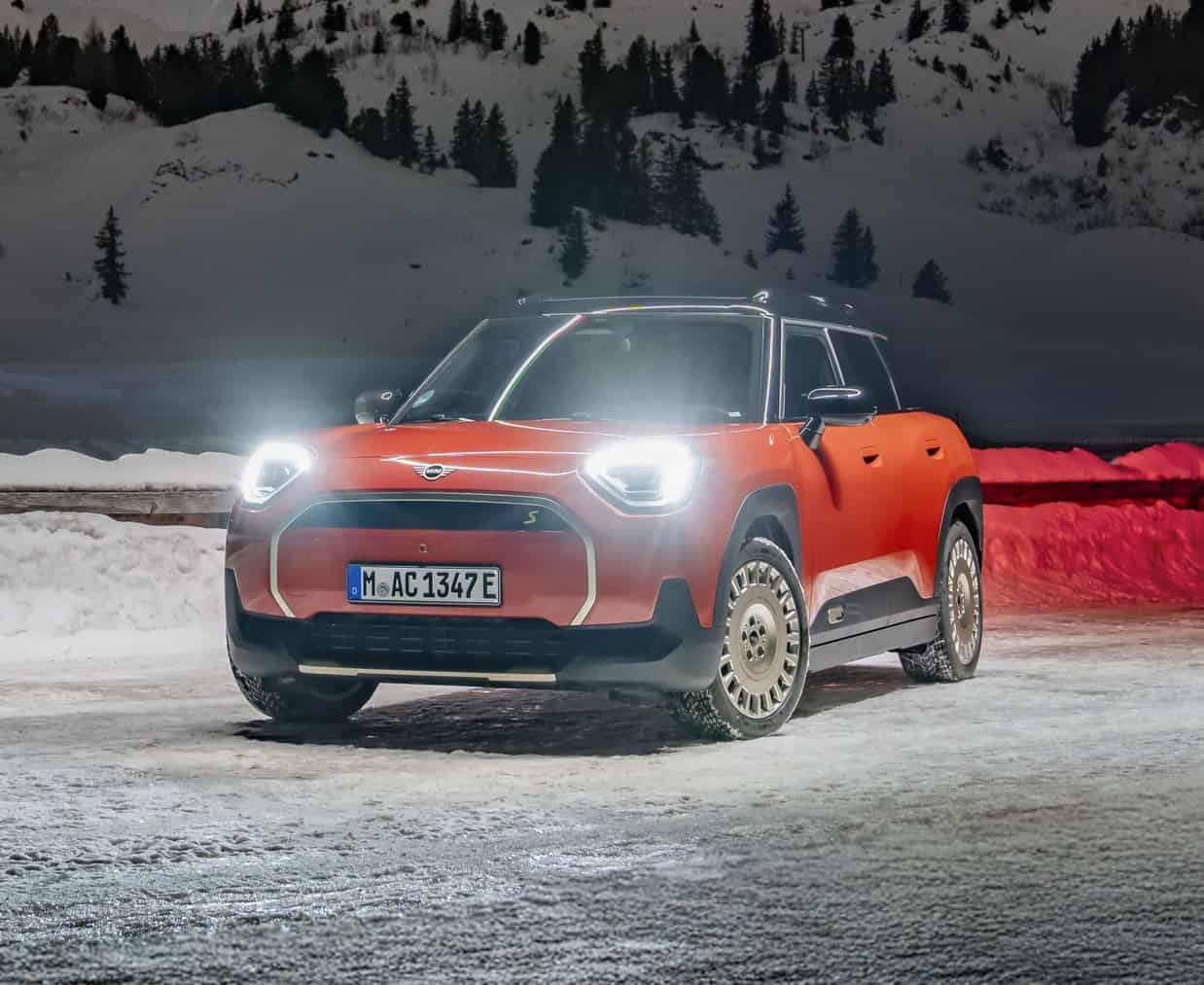 Mini Aceman SE photographed in a winter wonderland