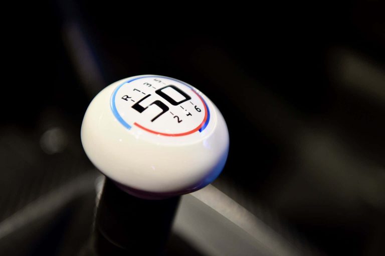 1742562410 BMW does not close the door of the manuals despite