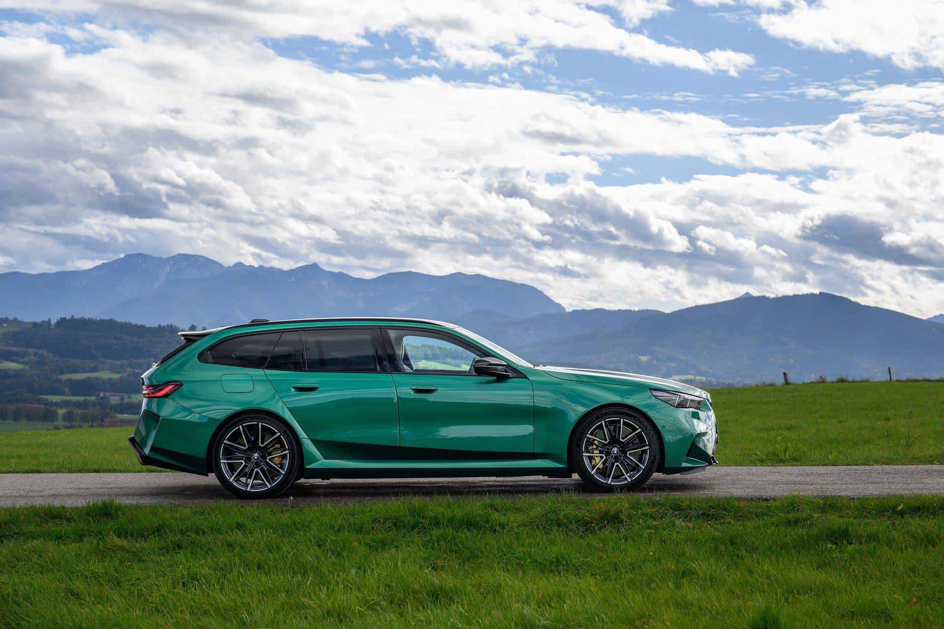 BMW M5 Touring Drag Races RS6 and E63 for the