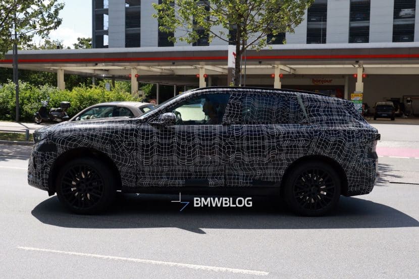 2027 BMW X5 side view with the new door handle and the plug-in connection