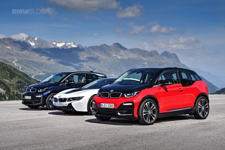 BMW i3 and i8 parked side by side, showcasing BMW’s pioneering electric city car and plug-in hybrid sports coupe from the Project i program.