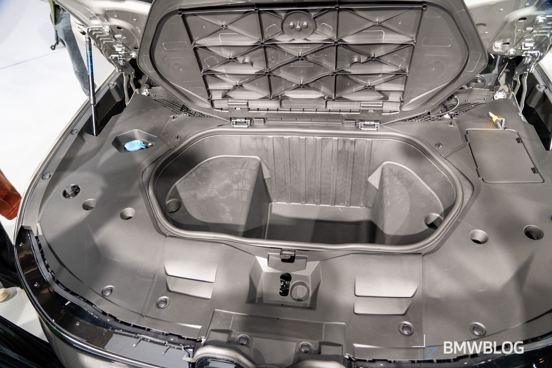 2026 BMW IX3 SPACE SILVER 03