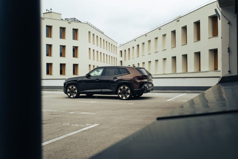 BMW XM Sapphire Black Macadamia Metallic 06