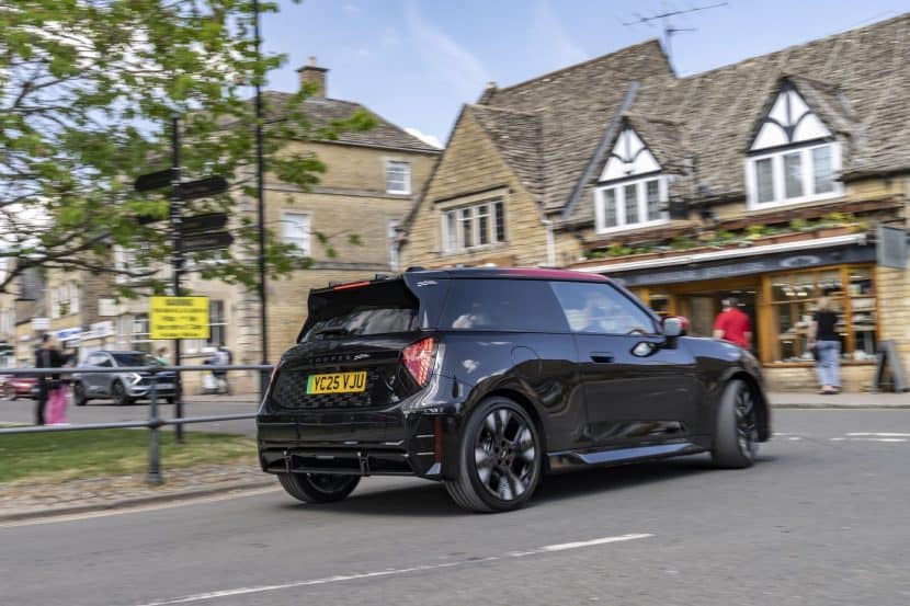 Mini Cooper JCW Electric J01 Midnight Black 38