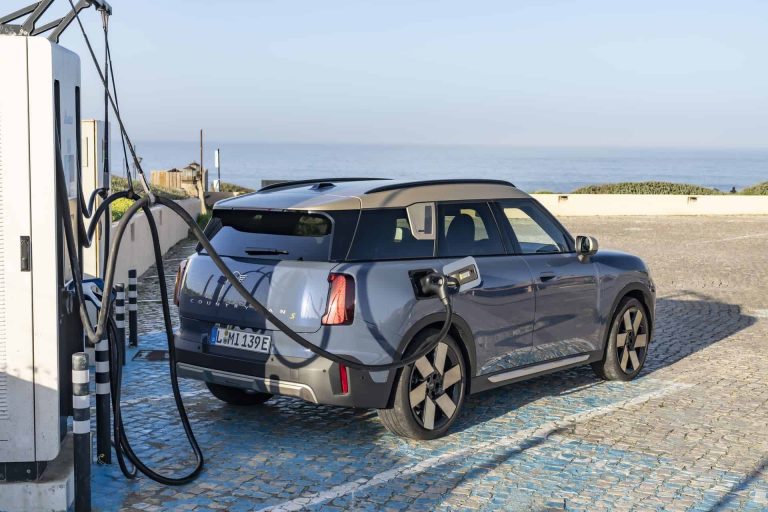 MINI Countryman SE charging