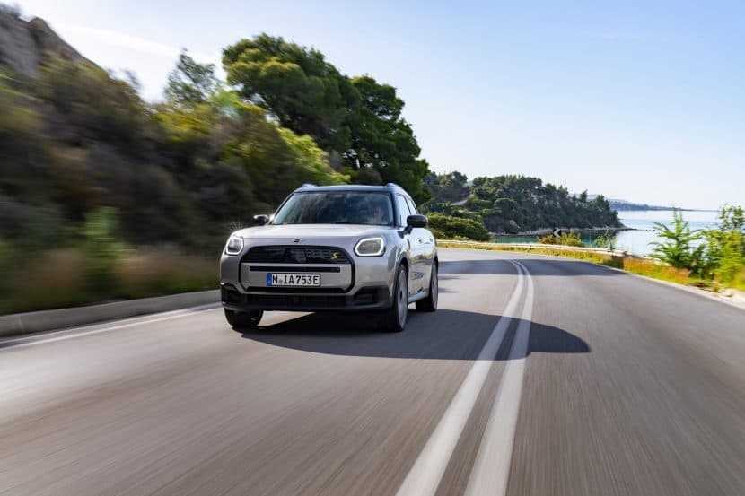 The purely electric mini-Landsmann SE drives on the street