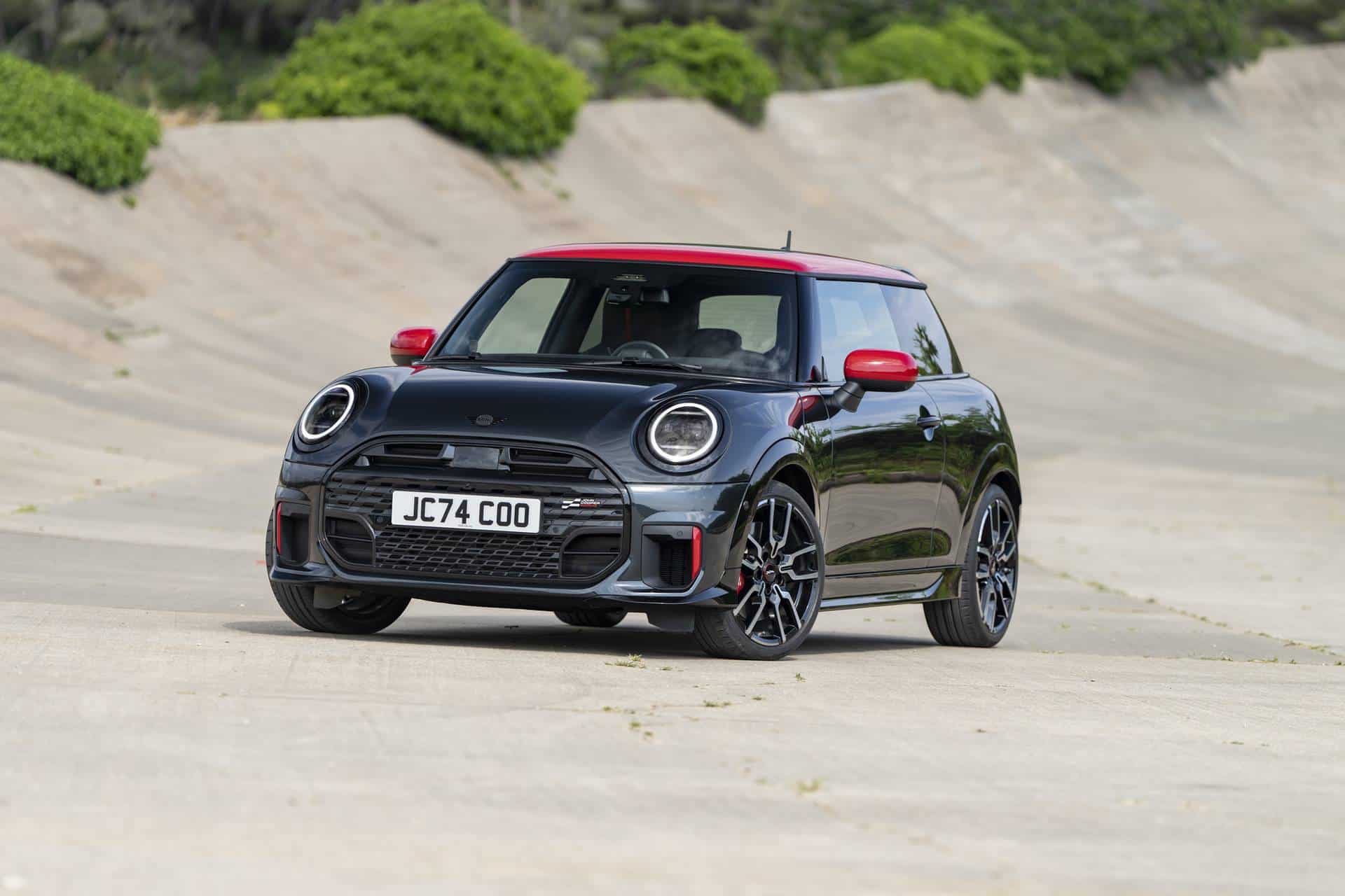 1759566535 Watch the new Mini JCW Hot Hatch a busy Nurburgring