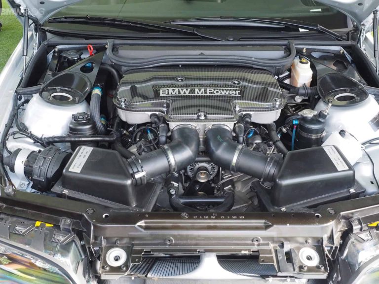 See how the BMW M3 GTR drives on the streets