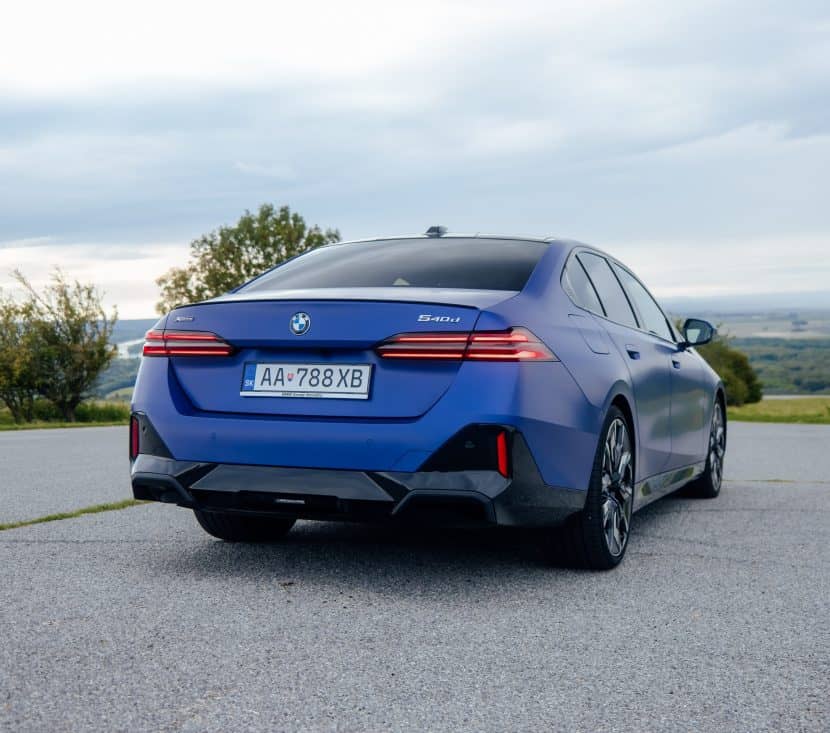 BMW 520d Frozen Portimao Blue 17