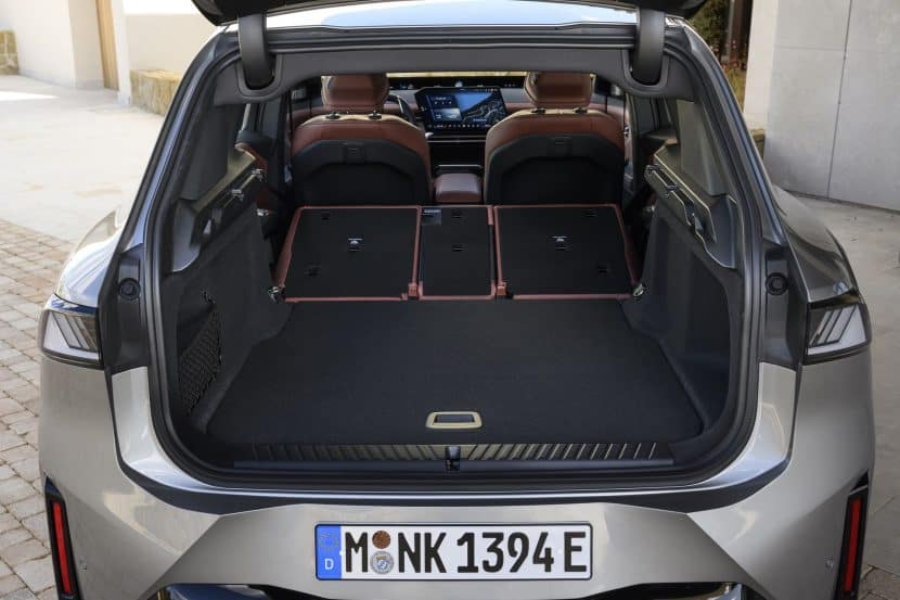 BMW IX3 SPACE SILVER cargo area