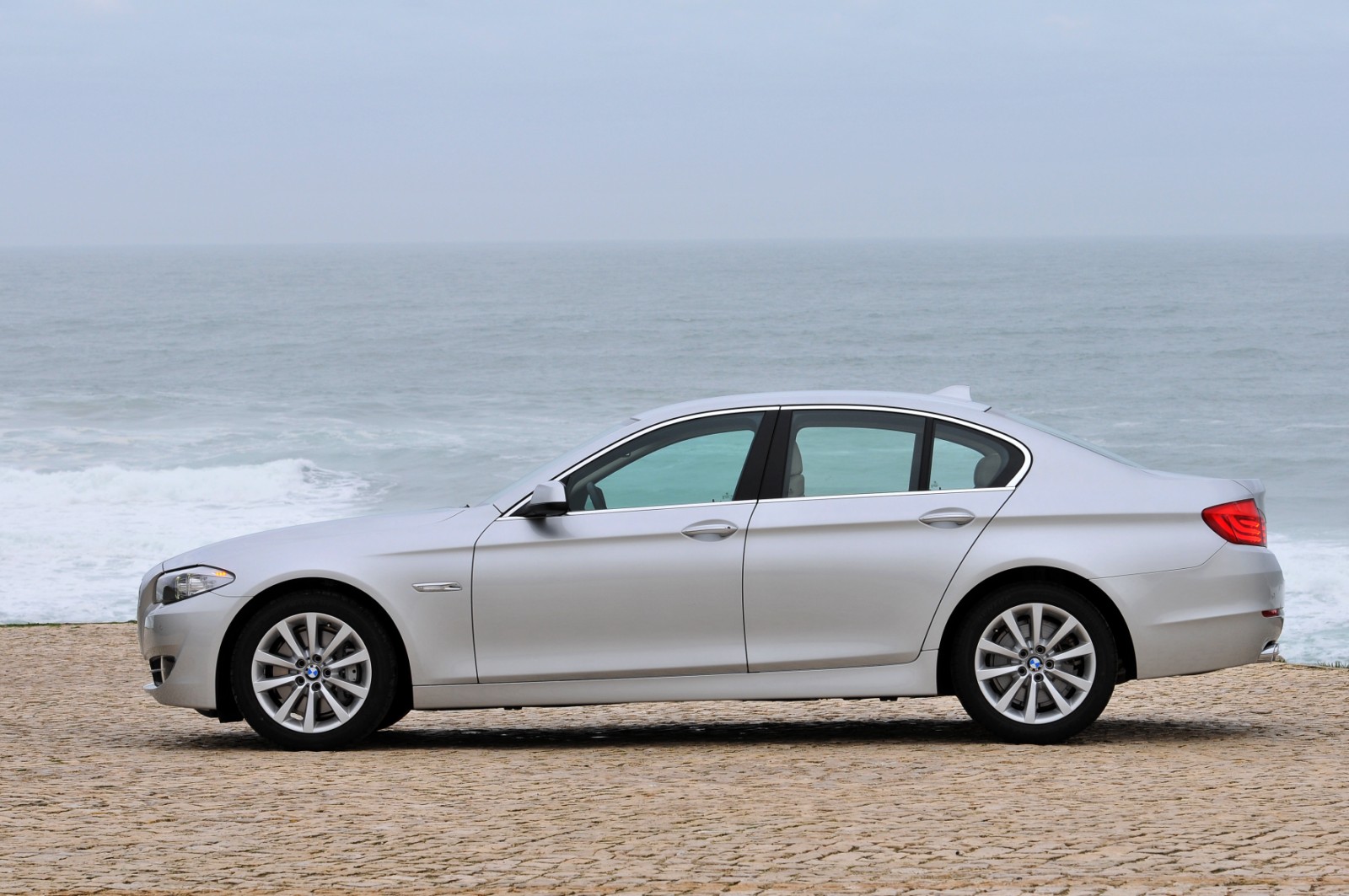 Abandoned BMW 5 Series becomes an ice cave on Lake