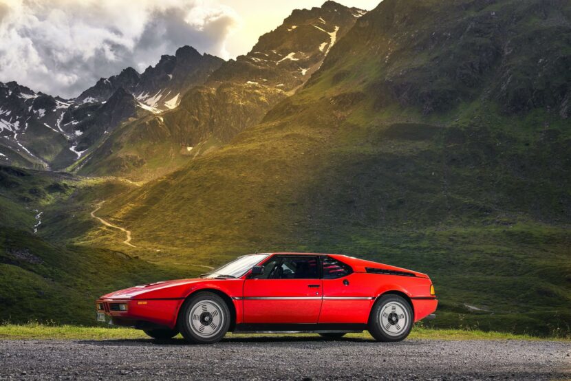 Side view of the BMW M1 in front of the Alpine backdrop