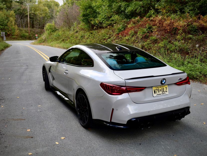 BMW M4 fights against Mustang Dark Horse in uneven drag