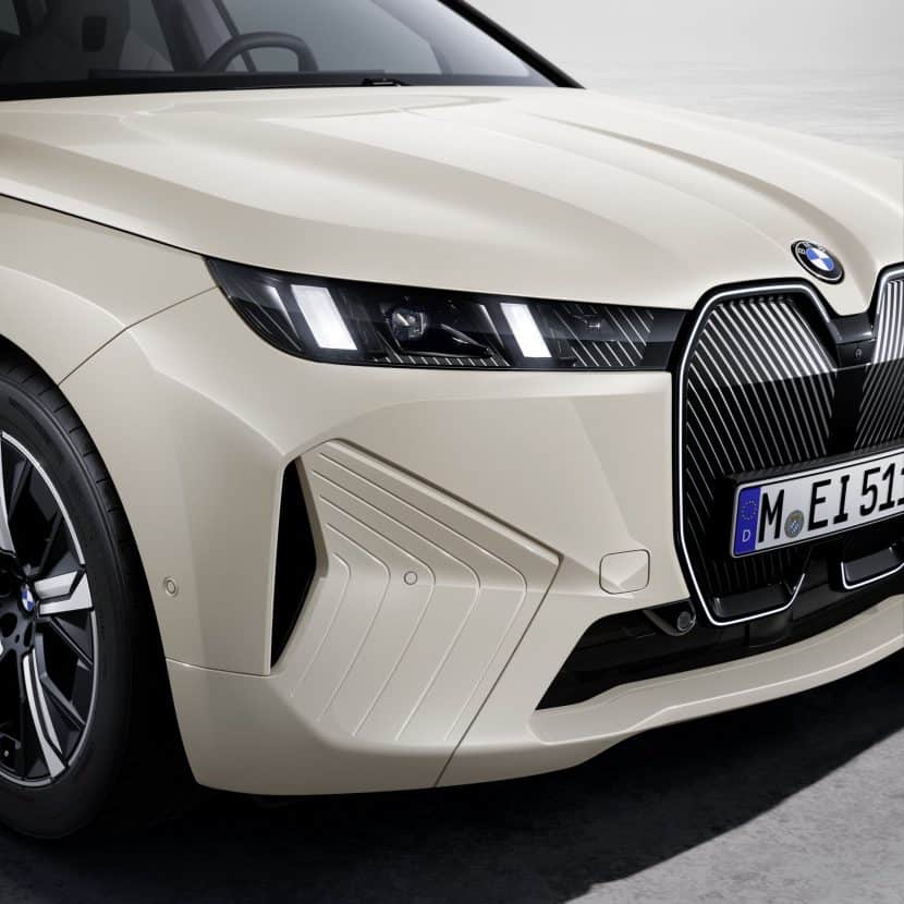 The LED headlights of the BMW iX xDrive45