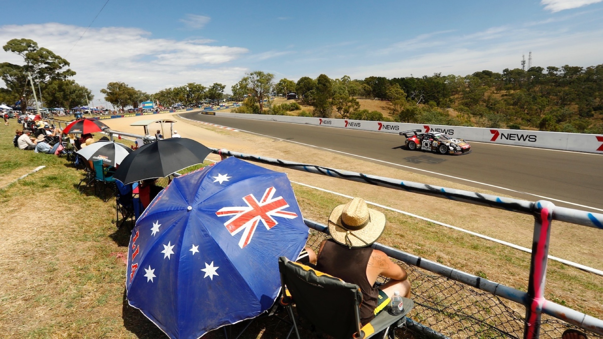 12 hour race Bathurst 1